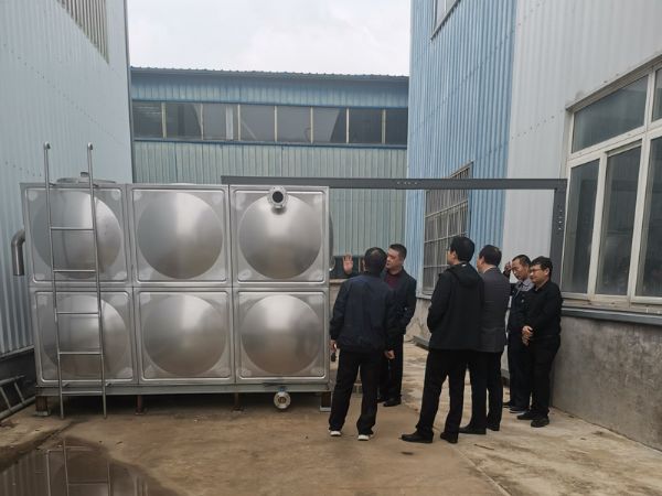 濟(jì)寧職業(yè)技術(shù)學(xué)院機(jī)電工程系教師及校領(lǐng)導(dǎo)，協(xié)同鎮(zhèn)領(lǐng)導(dǎo)來(lái)廠(chǎng)考察合作